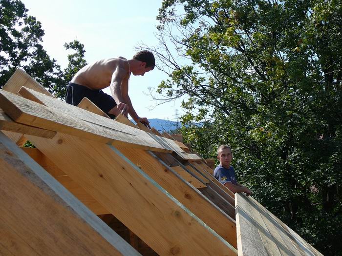 domy z drewna montaż dachu